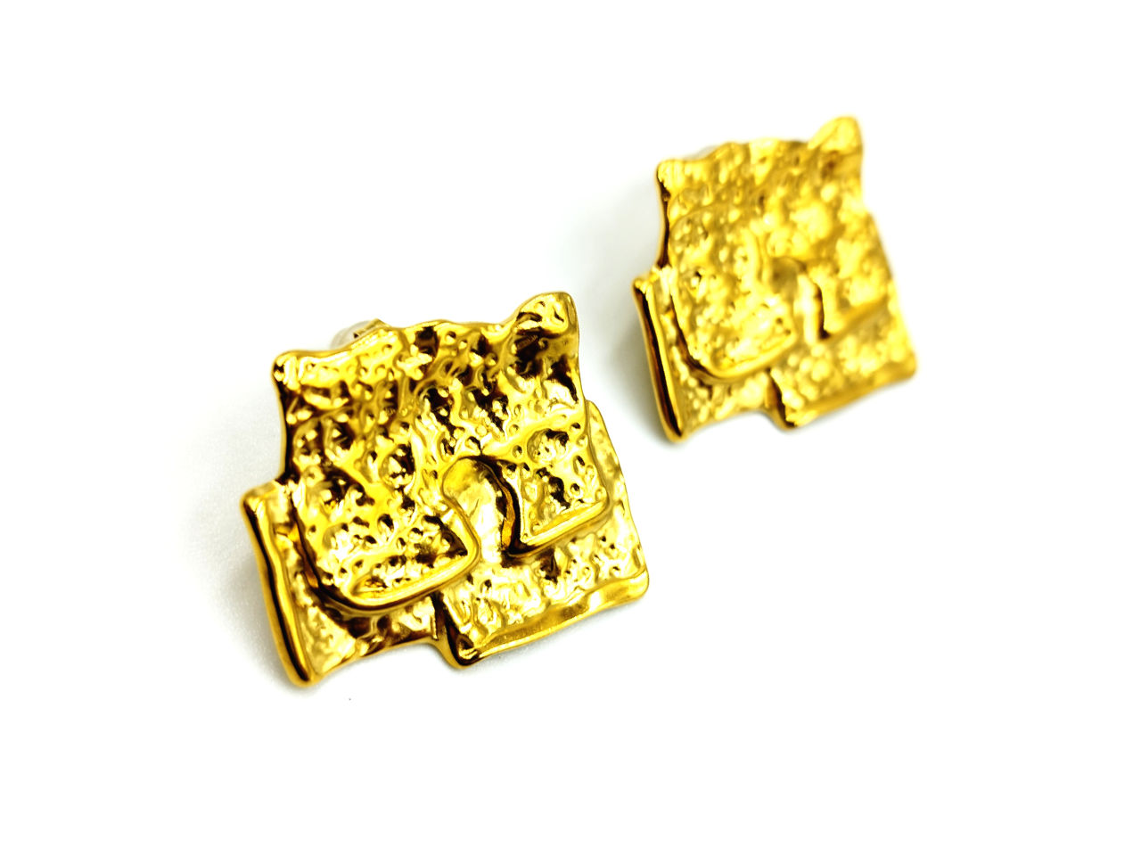 "Αύρα του Ήλιου" – Σκουλαρίκια με Υφή και Χρυσή Λάμψη