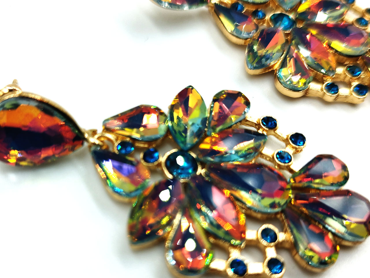 dakrya-pagoniou-skoularikia-me-polixroma-stras-se-sxima-dakriou-2