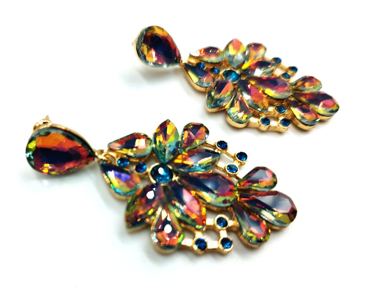 dakrya-pagoniou-skoularikia-me-polixroma-stras-se-sxima-dakriou-3