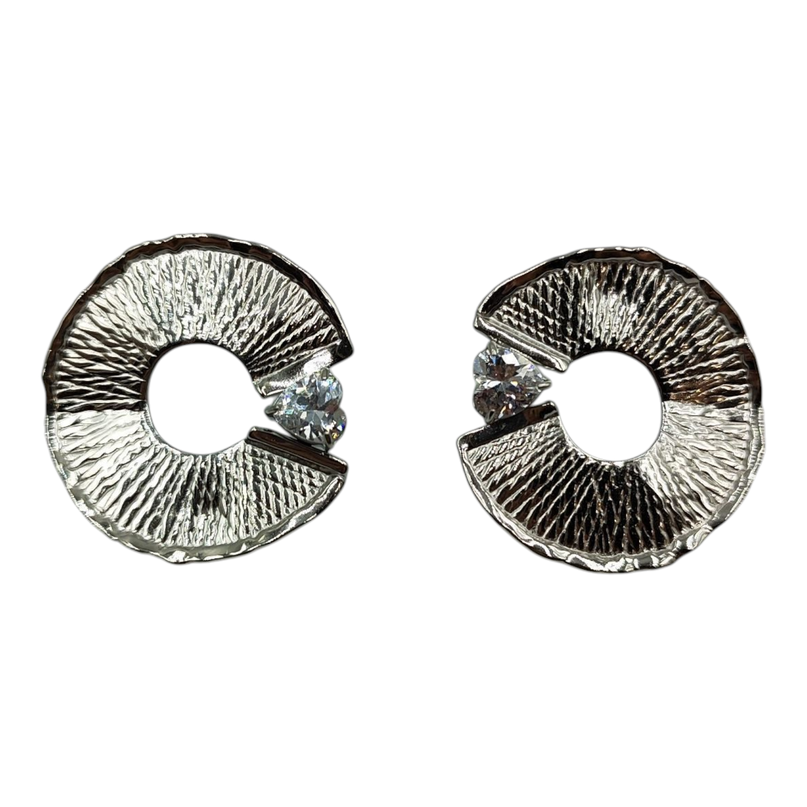 Ασημί Σκουλαρίκια "Open Circle" με Κρύσταλλο Καρδιά