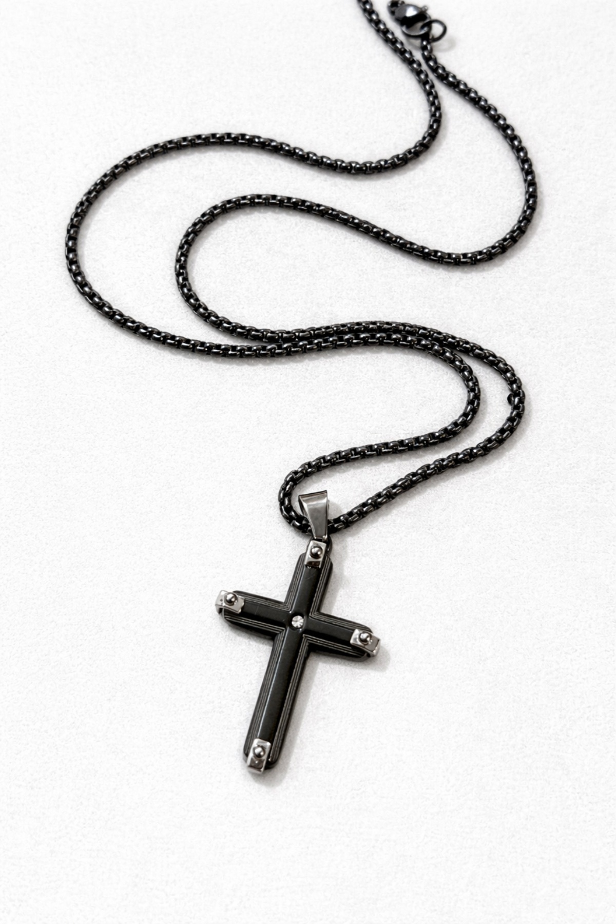 Κολιέ Black Steel Cross – Ανδρικό Μαύρο Ατσάλινο Κολιέ με Σταυρό