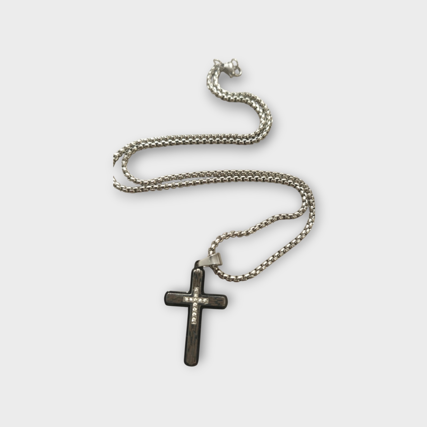 Κολιέ Black Crystal Cross – Ανδρικό Ατσάλινο Κολιέ με Σταυρό και Πέτρες